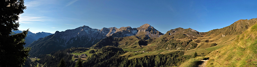 Dal sent. 101 in salita al Passo di Tartano vista sulla conca di San Simone e Baita del camoscio